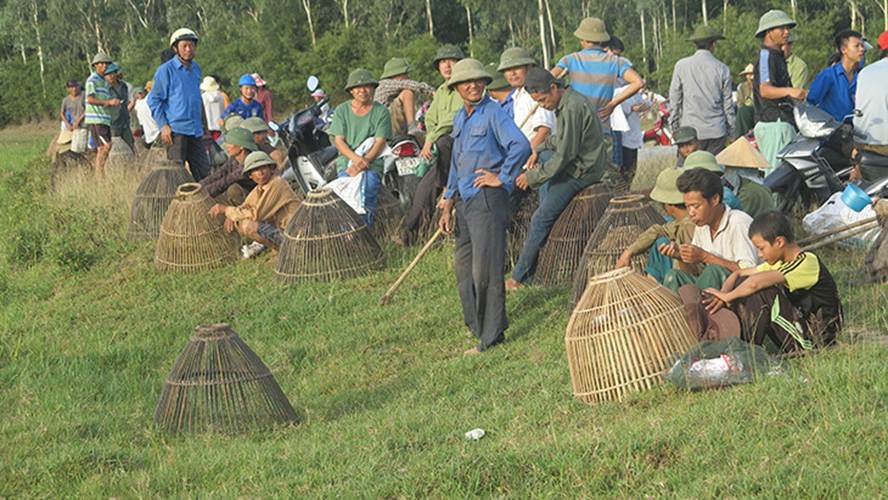 Từ sáng ngày 12/6, hàng trăm người dân đã tập trung bên đầm Vực nơi tổ chức lễ hội để chờ giờ phút được “trổ tài” đánh cá của mình.