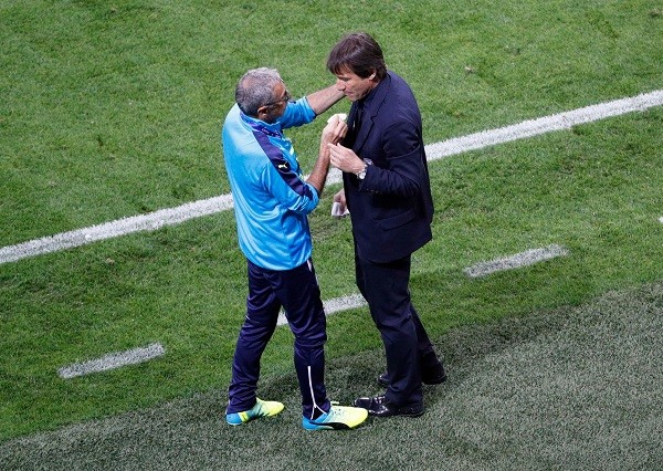Nhân viên y tế đã phải chăm sóc cho HLV Conte