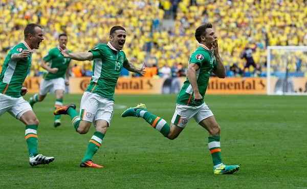 Hoolahan (phải) là cảm hứng của Ireland