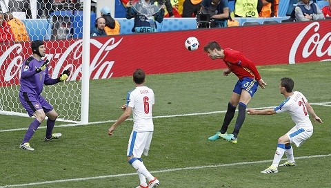 Pique đánh đầu tung lưới Petr Cech