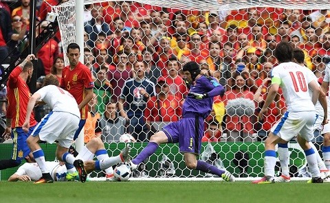 Pique đánh đầu tung lưới Petr Cech