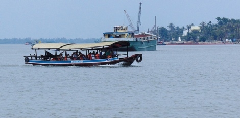 Áo phao được trang bị trên tàu để đảm bảo an toàn cho du khách.