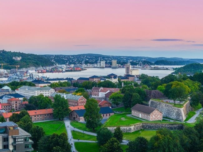 Tới thành phố Oslo (Na Uy), du khách có thể trải nghiệm văn hóa quán bar và cà phê đặc trưng ở nơi đây. Thành phố cũng nổi tiếng với nhiều sự kiện âm nhạc được tổ chức ngoài trời. Những người thích không gian yên tĩnh có thể tới công viên Frogner.