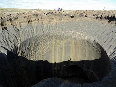 Miệng hố khổng lồ ở Siberia. (Nguồn: Getty)