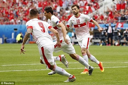 Thụy Sĩ thắng Albania ở lượt đầu nhưng vẫn bị chê