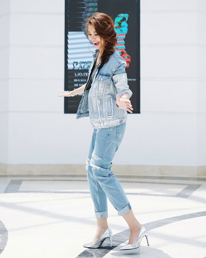 Giải pháp với áo denim jacket cũng là gợi ý cho những ngày phải làm việc ngoài trời nắng gắt.