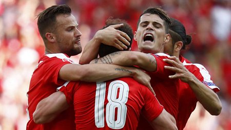 Niềm vui của các cầu thủ Thụy Sĩ sau khi Mehmedi (số 18) gỡ hòa 1-1. Ảnh: Reuters