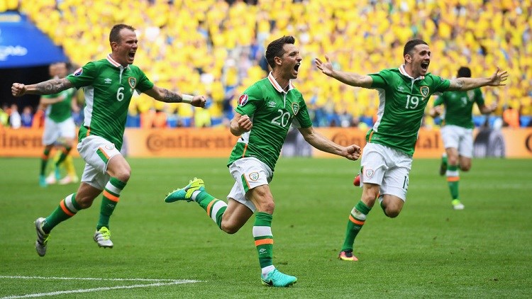  Bàn thắng duy nhất của Hoolahan đã giúp Bắc Ireland có trận hòa trước ĐT Thụy Điển của siêu sao Ibrahimovic. Không chỉ có vậy, cầu thủ này còn liên tục đưa ra những đường chuyền và pha sút xa khiến thủ thành Isaksson phải vất vả cản phá.