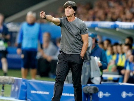 HLV Joachim Loew trong trận Đức thắng Ukraine. (Nguồn: AP)