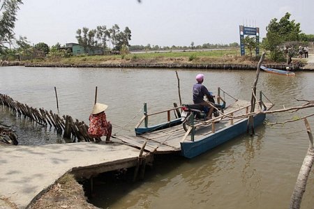 Chiếc phà ở Ấp 8, xã Trí Lực là phương tiện chở bà con qua kênh Kiểm