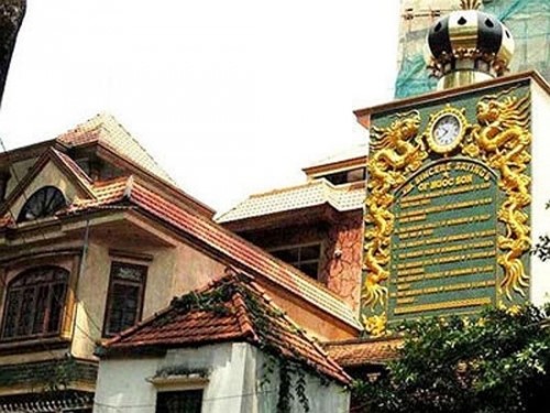 Gần nóc nhà, 1 tấm bảng lớn được trạm trổ đôi rồng màu vàng, nhìn từ xa sẽ khiến nhiều người liên tưởng tới...tấm bia, trên tấm bảng này, Ngọc Sơn cho chạm khắc 8 điều chân tình được viết bằng tiếng Anh.