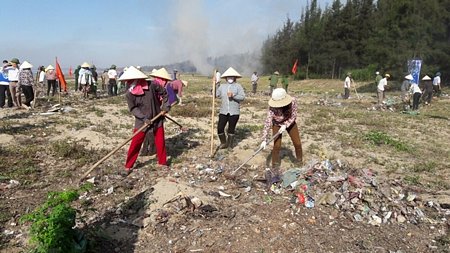  Người dân dọn sạch rác bên cửa sông, không để rác bẩn đổ về biển