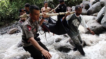 Thi thể một nạn nhân bị lũ cuốn trôi được đưa về nhà. Ảnh: AFP/Getty