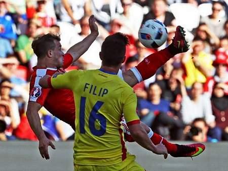 Romania hay Thụy Sĩ sẽ giành vé trực tiếp vào vòng 1/8. (Nguồn: Getty Images)