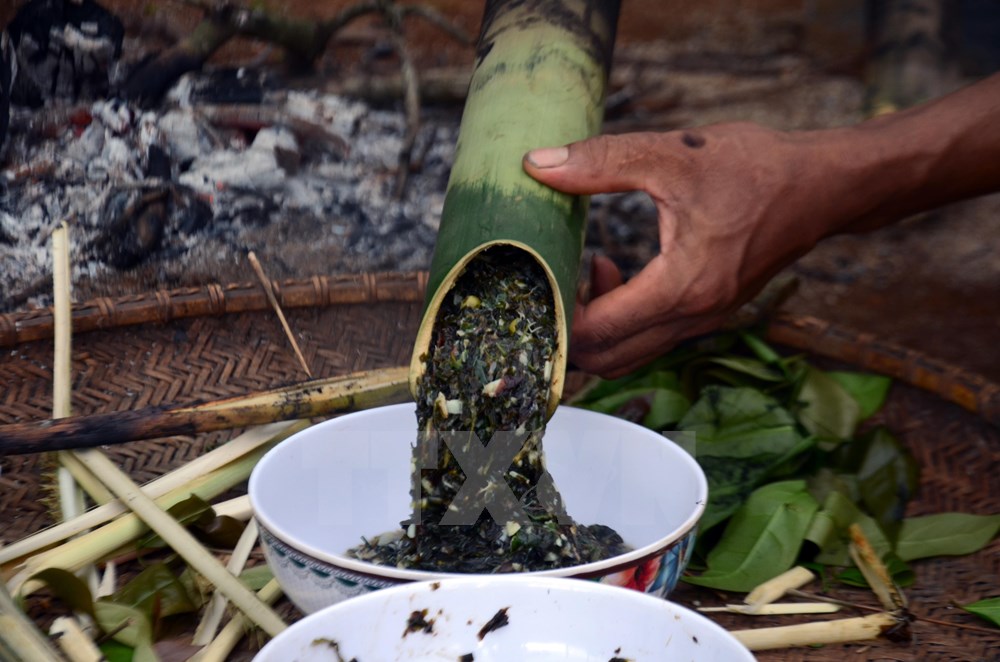 Quá trình nướng canh thụt kéo dài khoảng 30 phút. (Ảnh: Hưng Thịnh/TTXVN)