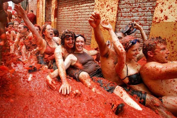 Đoàn người xuối mái chèo trên dòng sông cà chua La Tomatina 