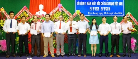  Trưởng Ban Tuyên giáo Tỉnh ủy- Nguyễn Bách Khoa trao giấy khen cho các nhà báo đạt giải nhất giải báo chí tỉnh Vĩnh Long