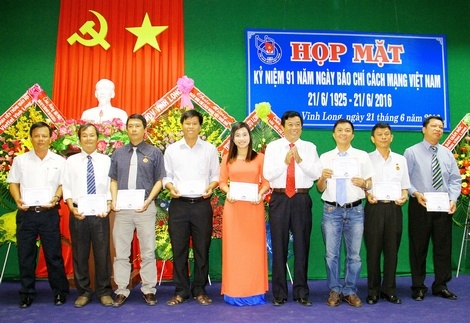 Phó Chủ tịch thường trực HĐND tỉnh- Bùi Văn Nghiêm trao giấy khen cho các nhà báo đạt giải giải báo chí tỉnh Vĩnh Long 