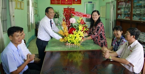 Trưởng Ban Tuyên giáo tặng hoa chúc mừng Hội Nhà báo Việt Nam tỉnh Vĩnh Long.