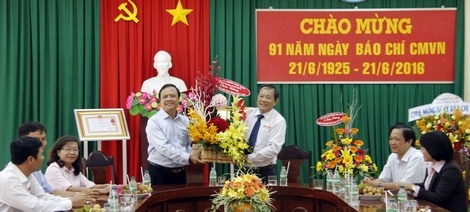 Thăm và tặng hoa chúc mừng Báo Vĩnh Long.