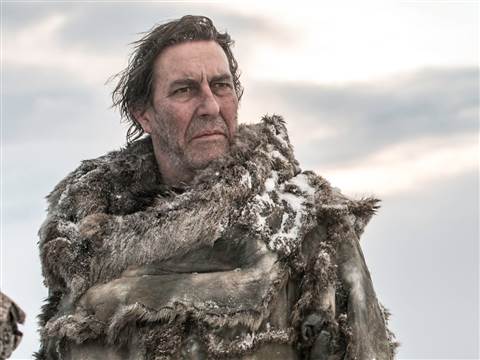 Các fan có thể nhanh chóng nhận ra ông trong vai trò mới là Mance Rayder, người tự xưng là Vua ngoài Bức tường, trong "Cuộc chiến Vương quyền"