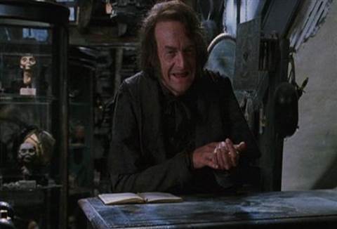 Edward Tudor-Pole vào vai ông Borgin, chủ tiệm Borgin và Burkes, trong một cảnh bị xóa của phần phim "Harry Potter và Phòng chứa bí mật"