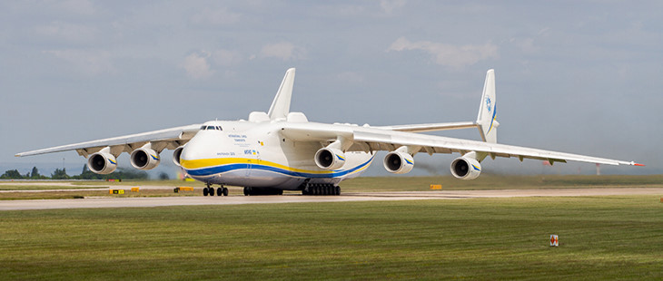 1. Antonov AN-225 đứng đầu danh sách máy bay vận tải quân sự. Đây là loại phi cơ dài nhất và nặng nhất từng được chế tạo. Nó có sải cánh 88m, và chở được khoảng 270 tấn.