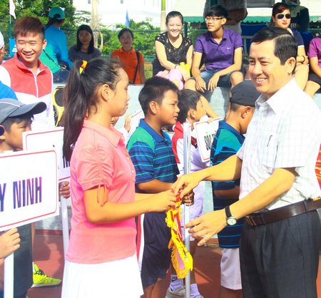  Ông Ngô Hùng- Phó Chủ tịch UBND tỉnh Sóc Trăng trao cờ lưu niệm cho các đơn vị tham dự.
