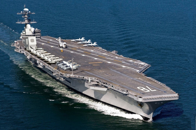 Đứng đầu trong danh sách này là tàu sân bay USS Gerald Ford. Tàu có lượng giãn nước lên đến 100.000 tấn, chiều dài 335m và có thể chở 85 máy bay cánh cứng như F-35, F/A 18 Super Hornet cùng các trực thăng MH-60R và MH-60S. Ngoài ra, USS Gerald Ford còn được trang bị tên lửa đối hạm Sea Sparrow và 4 khẩu pháo 20mm Phalanx phục vụ cận chiến. Ảnh Military Today