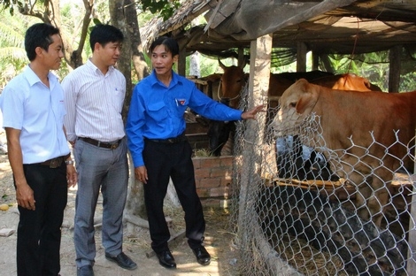 Dành trọn tâm huyết với Đoàn, anh Đông (phải) cống hiến hết mình cho phong trào tuổi trẻ ở địa phương.