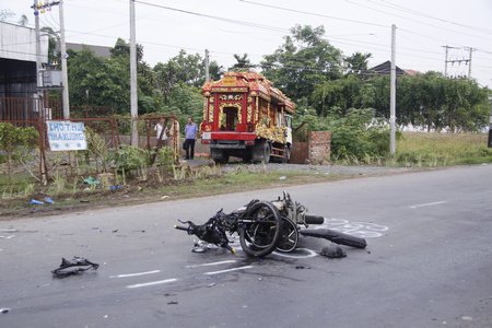 Chiếc xe tải lủi vào lề trái kẹt vào hàng rào nhà dân.