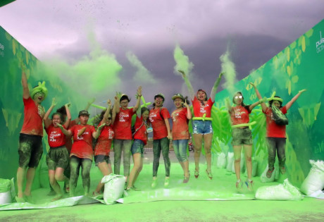 Hàng nghìn người tham gia đường chạy sắc màu.