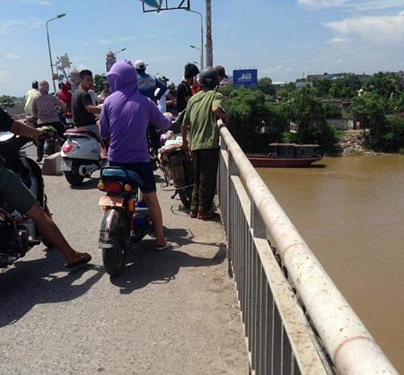  Đến trưa cùng ngày, thi thể cô gái vẫn chưa được tìm thấy.