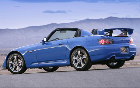 Honda S2000 là mẫu siêu xe mui trần, được sản xuất đúng dịp hãng xe Honda kỷ niệm 50 năm ra đời mẫu xe Acura NSX đình đám