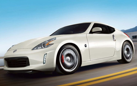 Mẫu xe Nissan 370Z được phát triển năm 2009 dựa trên nền tảng của Nissan (Fairlady) Z với 6 thế hệ. Dù mẫu mã có khác nhau nhưng nhiều đặc điểm của mẫu xe này vẫn được giữ lại, trong đó có động cơ trước, hệ thống khoang lái…