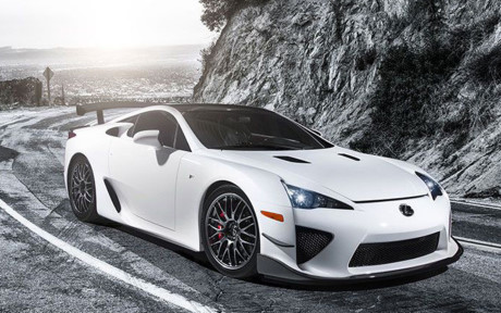 Mẫu xe ăn khách Lexus LFA ra đời vào năm 2010, sử dụng động cơ V10 dung tích 4,8 lít. Dù có mức giá khá "chát" (375.000 USD chưa kể thuế, phí…), nhưng mẫu xe này luôn "cháy hàng"