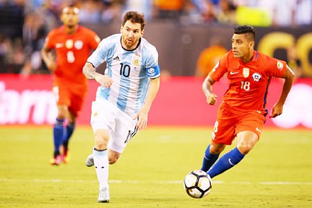 Messi bị theo kèm rất chặt ở trận này