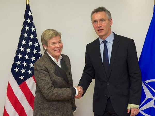 Tổng Thư ký NATO Jens Stoltenberg và bà Rose Gottemoeller. (Nguồn: nato.int)