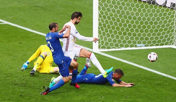 Chiellini ghi bàn mở tỉ số cho Italy