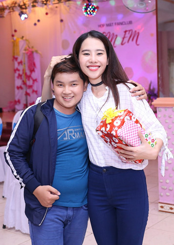 Mới đây, Hoa khôi Đồng bằng Sông Cửu Long - Nam Em đã có buổi giao lưu, gặp gỡ các thành viên trong Fan club của mình tại Tiền Giang - quê hương của người đẹp.