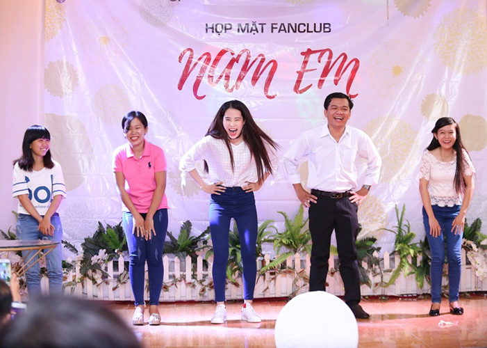 Xuất hiện tại buổi họp fans, Nam Em diện trang phục giản dị với áo sơ mi, quần skinny kết hợp với giày thể thao trẻ trung, năng động. Cô cũng trang điểm rất nhẹ nhàng nhưng vẫn tươi tắn và rạng rỡ.