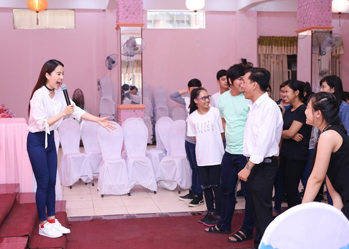 Trong buổi giao lưu, Nam Em trả lời thành thật rất nhiều câu hỏi của các bạn fan như: 