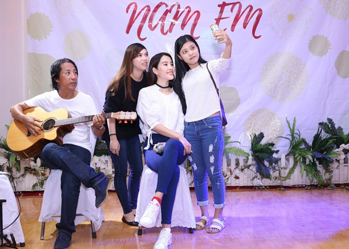 Đặc biệt, khi nhắc tới sự cố mặc váy quá gợi cảm khi hát nhạc xưa trong chương trình Tình Bolero tập 6, Nam Em cũng gửi lời xin lỗi người hâm mộ vì đã khiến các fans thất vọng. 