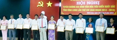 Các gia đình văn hóa tiêu biểu giai đoạn 2013- 2015 được tuyên dương khen thưởng.