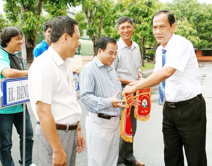 Ông Nguyễn Thanh An- Phó Giám đốc Sở Văn hóa, Thể thao và Du lịch tỉnh Vĩnh Long trao cờ lưu niệm cho các đoàn VĐV về dự hội thao.