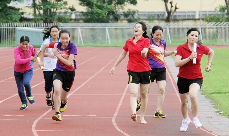 Thi đấu chạy tiếp sức 3x200m nội dung cha- mẹ- con gái.
