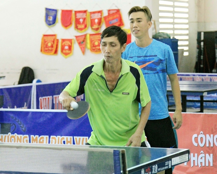 Phan Minh Quý (TP Vĩnh Long) giành trọn 2 giải nhất nội dung bóng bàn.