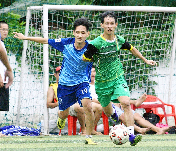 Pha tranh bóng giữa TP Sa Đéc (phải) thắng 3-1 trước Trẻ FC.