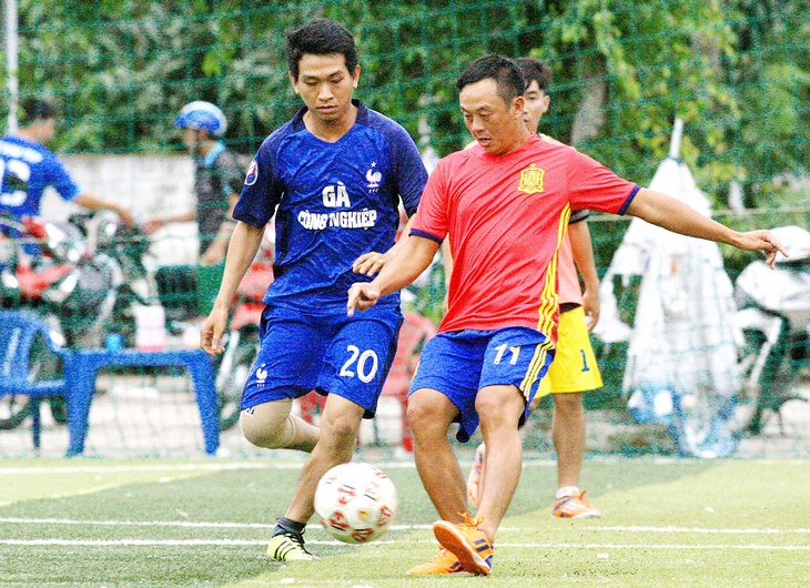 Pha tranh bóng Gà Công nghiệp (trái) thắng 2-1 trước Trẻ An Bình.    