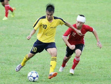 Pha tranh bóng giữa Minh Hoàng (10) Hoàng Minh (2, VL) với Tuấn Anh (12, TG).